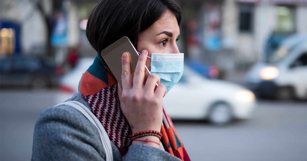 A women talking on her mobile phone during the COVID-19 pandemic
